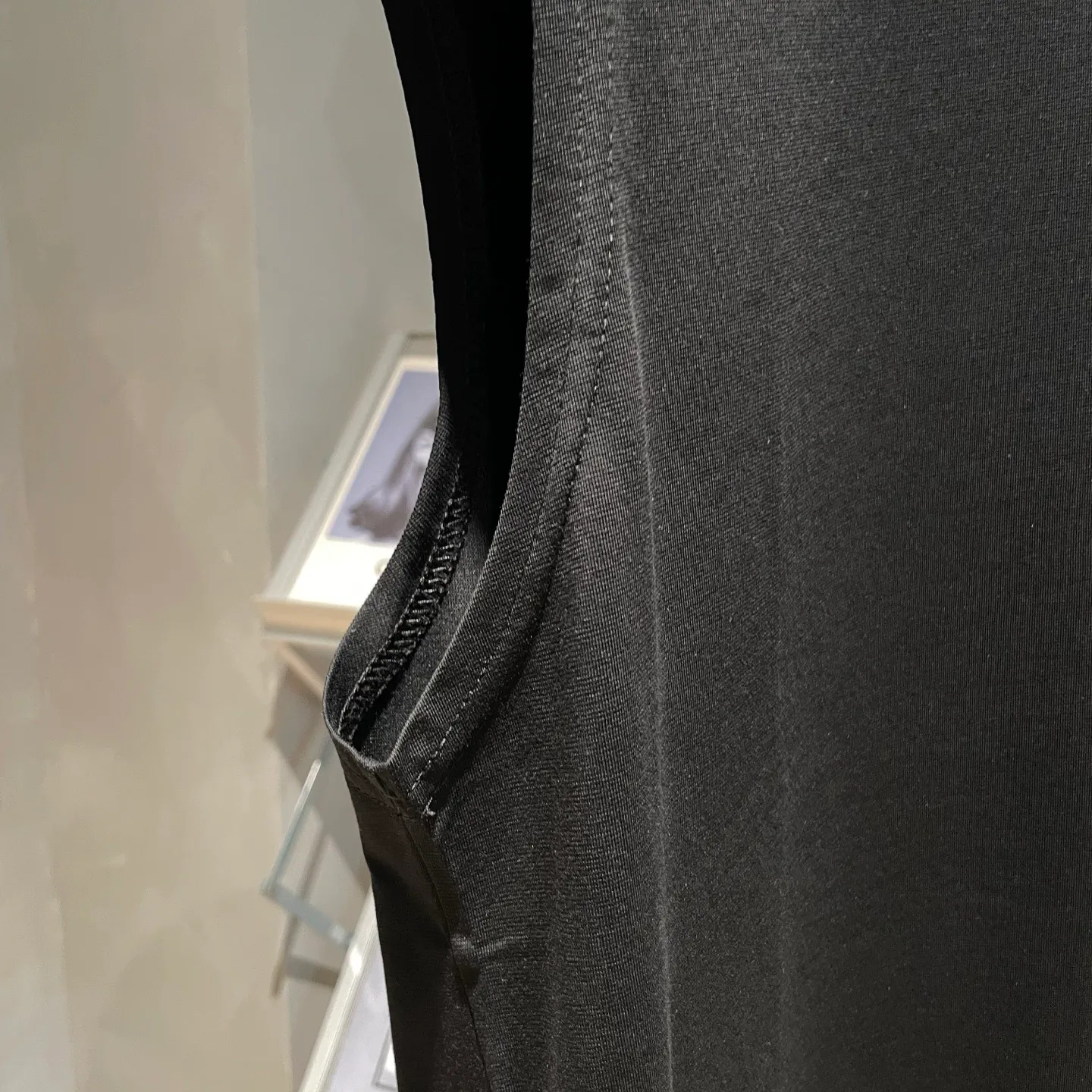 P150 Stone Island new summer sleeveless vest is now online👏! The iconic brand leather logo on the chest is simple and elegant😍! 220g pure cotton fabric, comfortable and breathable👍. It’s simply a must-have item for summer✨! Color: black, white Size: S～XL. Please report your height and weight when placing an order in the loose version